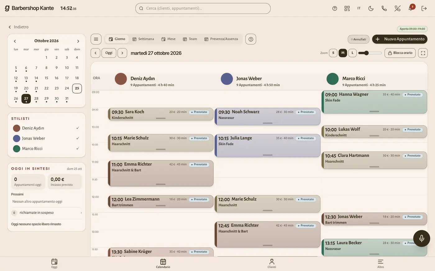 L'agenda sul computer: tutto il team affiancato, ogni appuntamento con servizio, prezzo e stato.