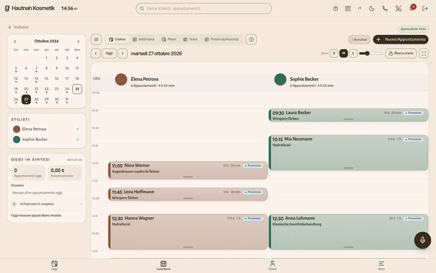 L'agenda sul computer: tutto il team affiancato, ogni appuntamento con servizio, prezzo e stato.