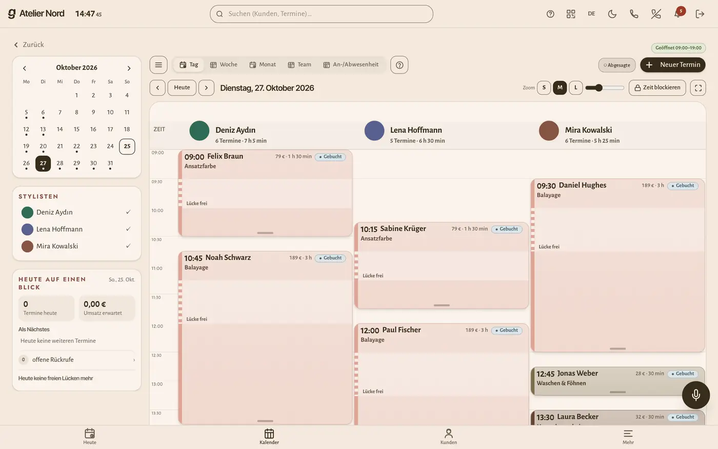 Der Kalender am Rechner: alle im Team nebeneinander, jeder Termin mit Leistung, Preis und Status.