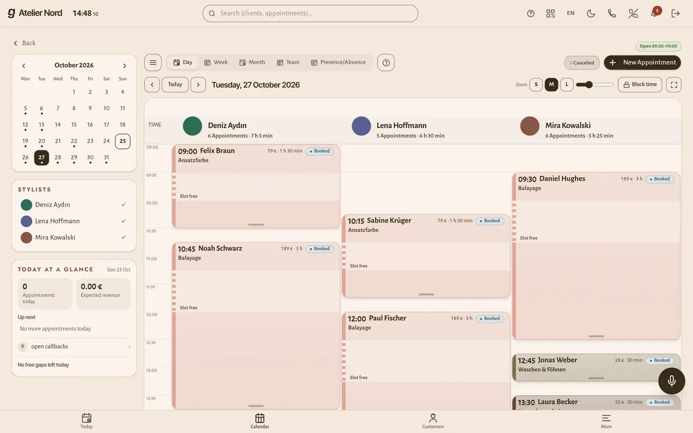The calendar on the computer: the whole team side by side, every appointment with service, price and status.
