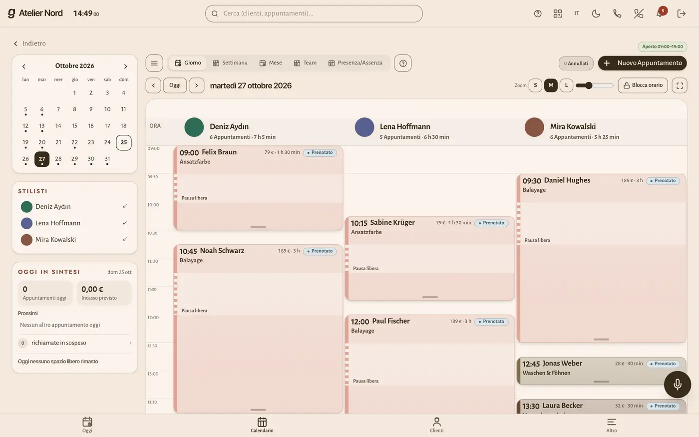 L'agenda sul computer: tutto il team affiancato, ogni appuntamento con servizio, prezzo e stato.