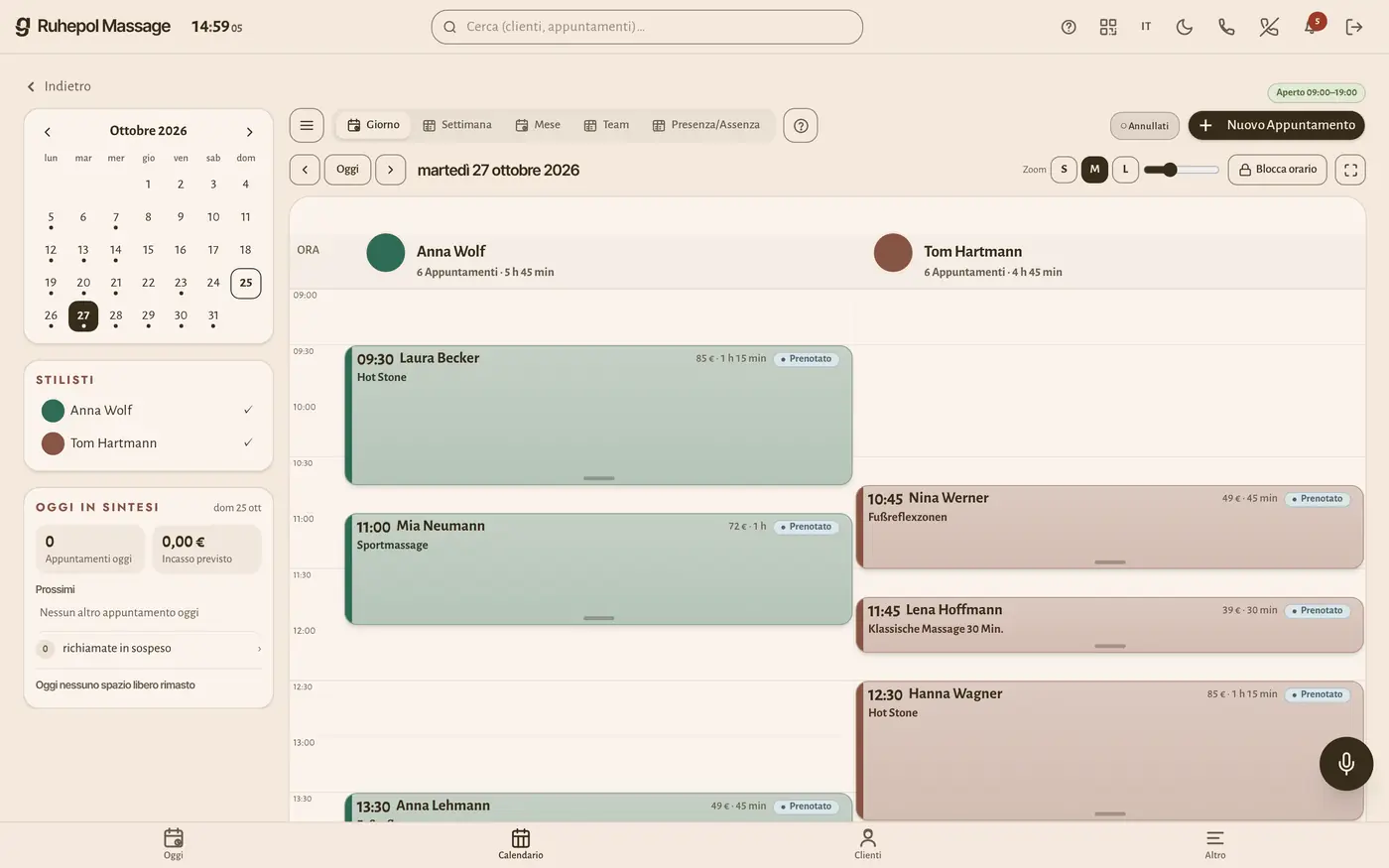 L'agenda sul computer: tutto il team affiancato, ogni appuntamento con servizio, prezzo e stato.