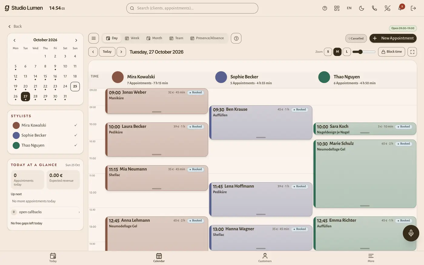 The calendar on the computer: the whole team side by side, every appointment with service, price and status.
