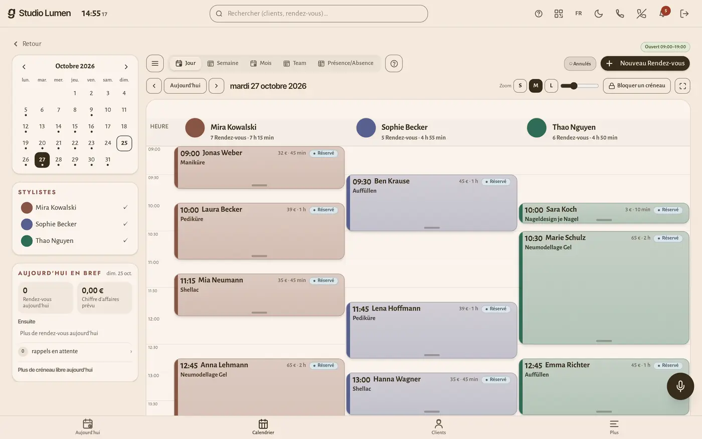 L'agenda sur l'ordinateur : toute l'équipe côte à côte, chaque rendez-vous avec prestation, prix et statut.