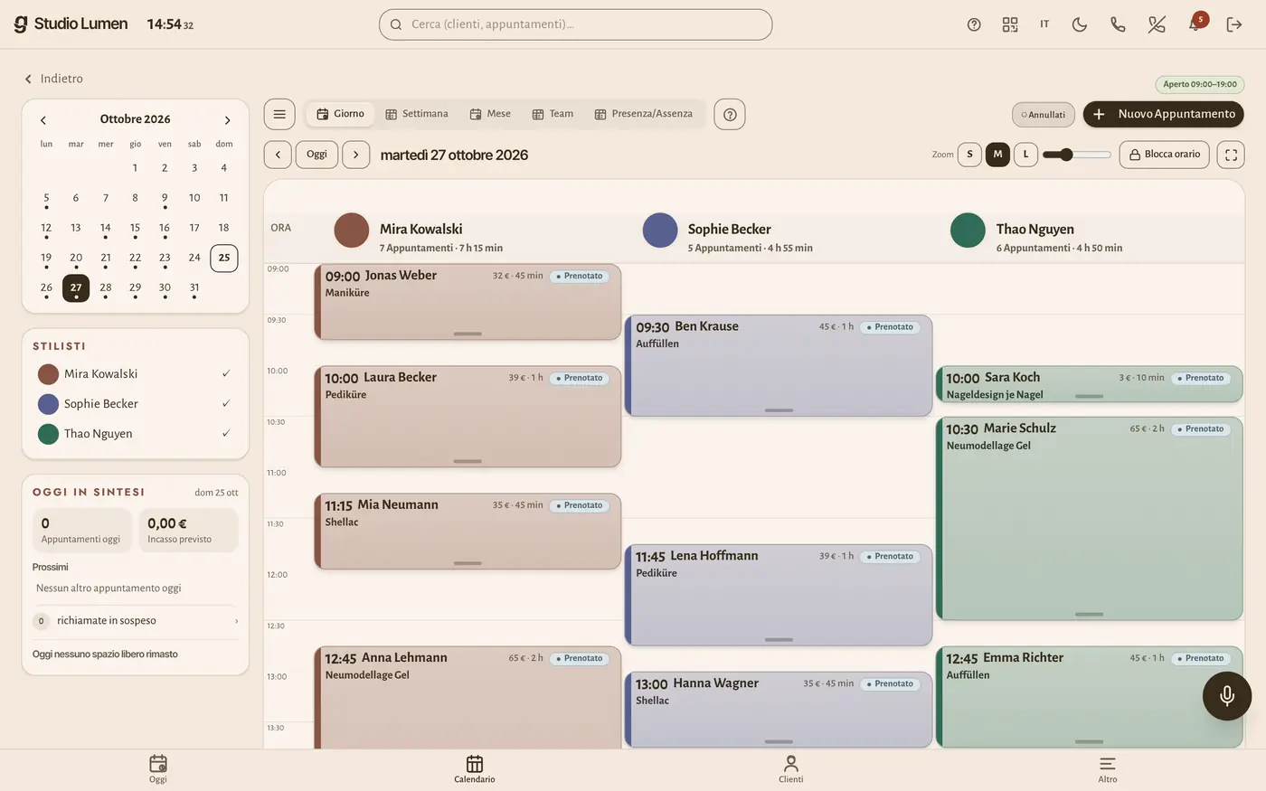 L'agenda sul computer: tutto il team affiancato, ogni appuntamento con servizio, prezzo e stato.